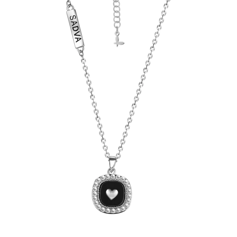 Naszyjnik srebrny kwadrat z sercem i perłami
