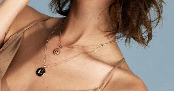 Idealna biżuteria dla minimalistów – postaw na ponadczasowe wyroby jubilerskie!
